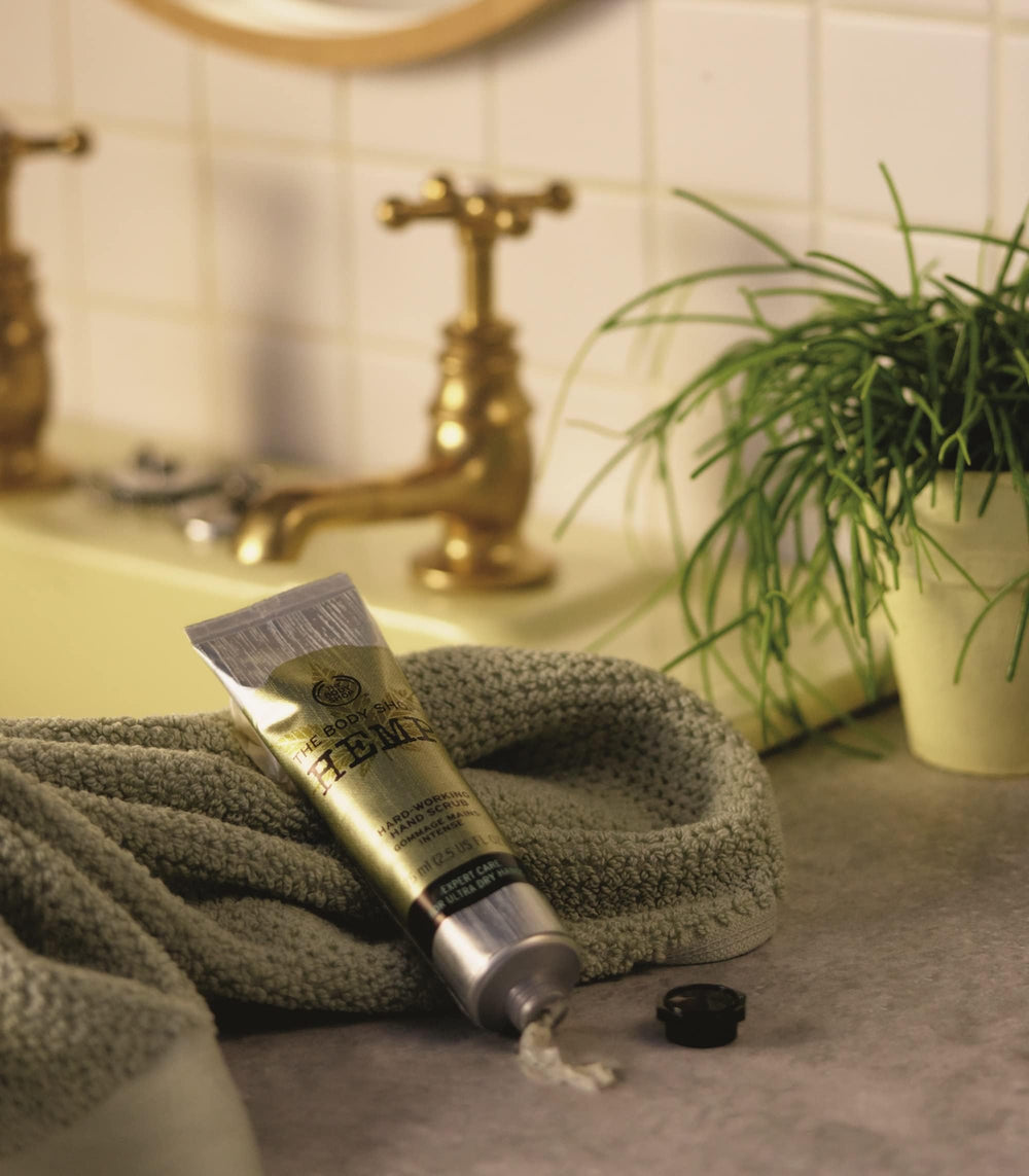 The Body Shop Hemp Hand Protector con manteca de cacao y cáñamo para suavizar manos