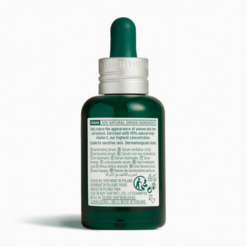 Aplicación de dos gotas del serum The Body Shop para un acabado suave.