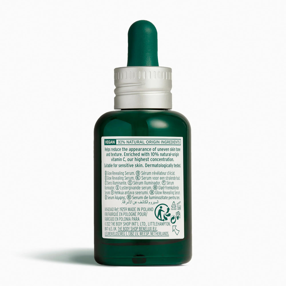 Aplicación de dos gotas del serum The Body Shop para un acabado suave.