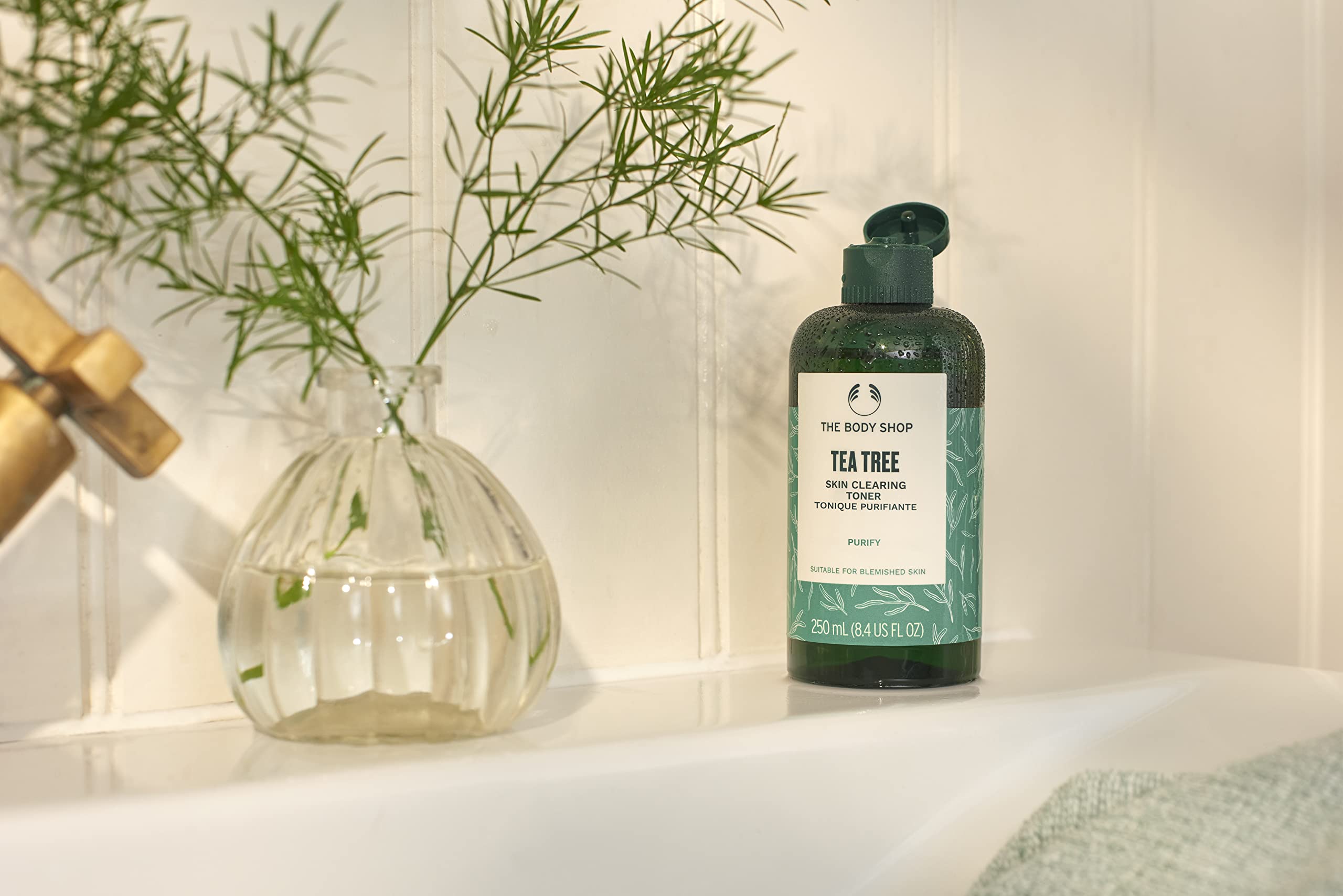 The Body Shop Tea Tree Toner, aplicación sobre rostro, purifica y prepara la piel.