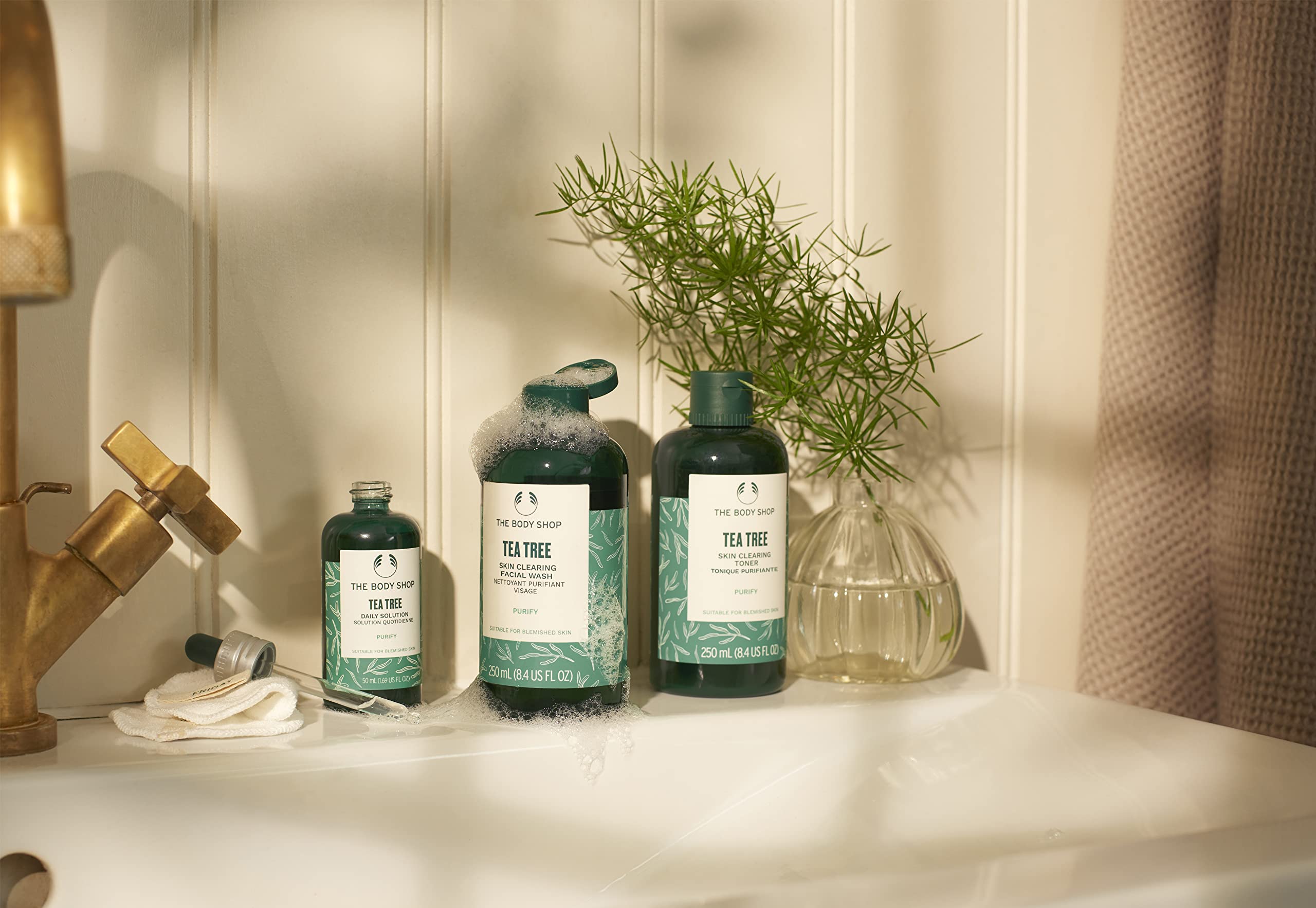 The Body Shop Tea Tree Toner, empaque elegante, producto vegano y de comercio justo.