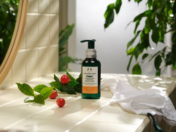 The Body Shop Vitamin C Glow Peel, textura gel, exfoliación suave para piel más luminosa.