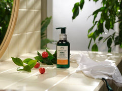 The Body Shop Vitamin C Glow Peel, textura gel, exfoliación suave para piel más luminosa.