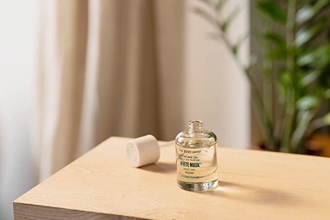The Body Shop White Musk Perfume Oil con notas florales suaves para uso diario.