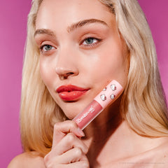 The Crème Shop x Hello Kitty brillo labial rosado frío para un look suave