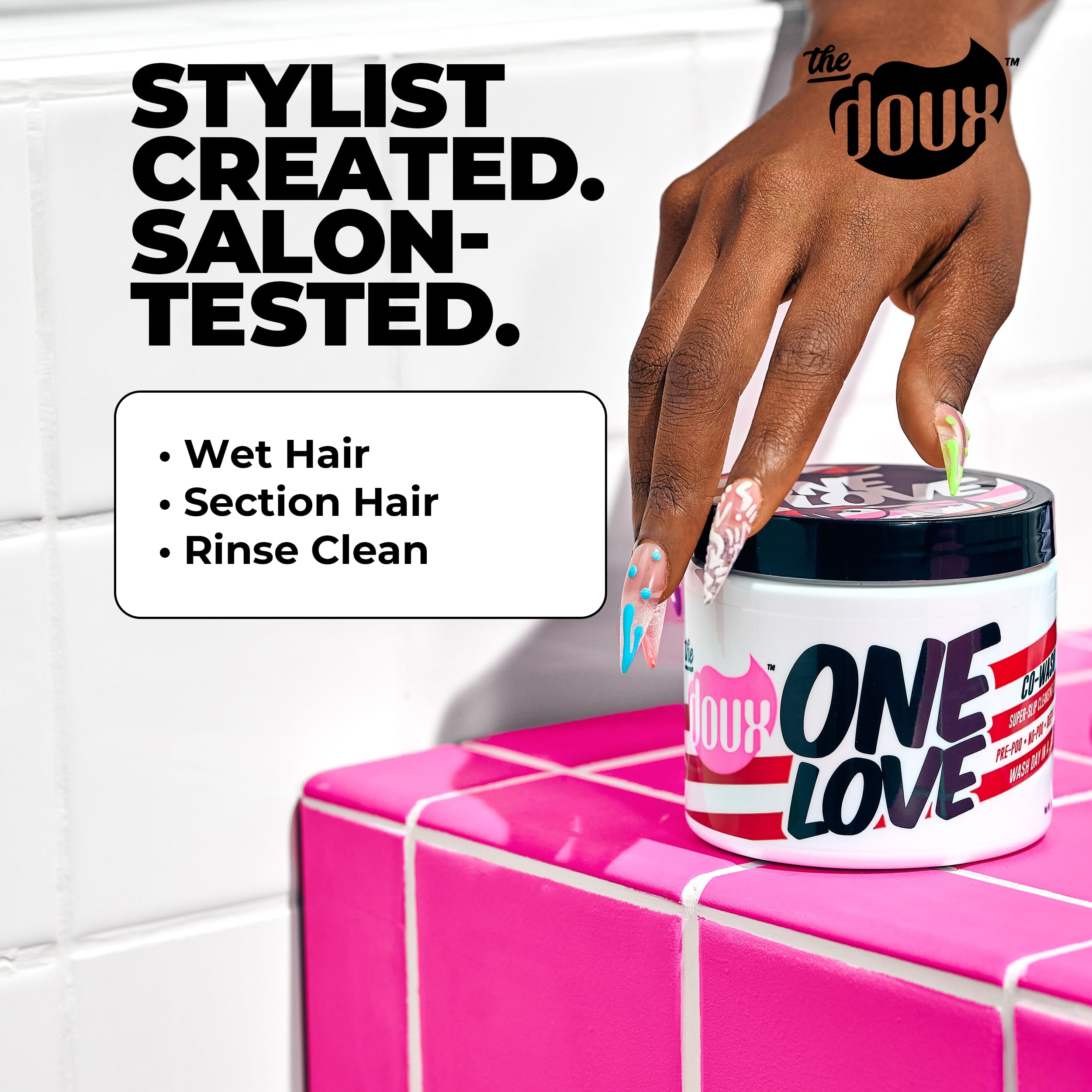 Aplicación desenredante suave de The Doux ONE LOVE Co-Wash que deja rizos manejables.