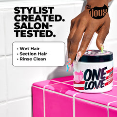 Aplicación desenredante suave de The Doux ONE LOVE Co-Wash que deja rizos manejables.