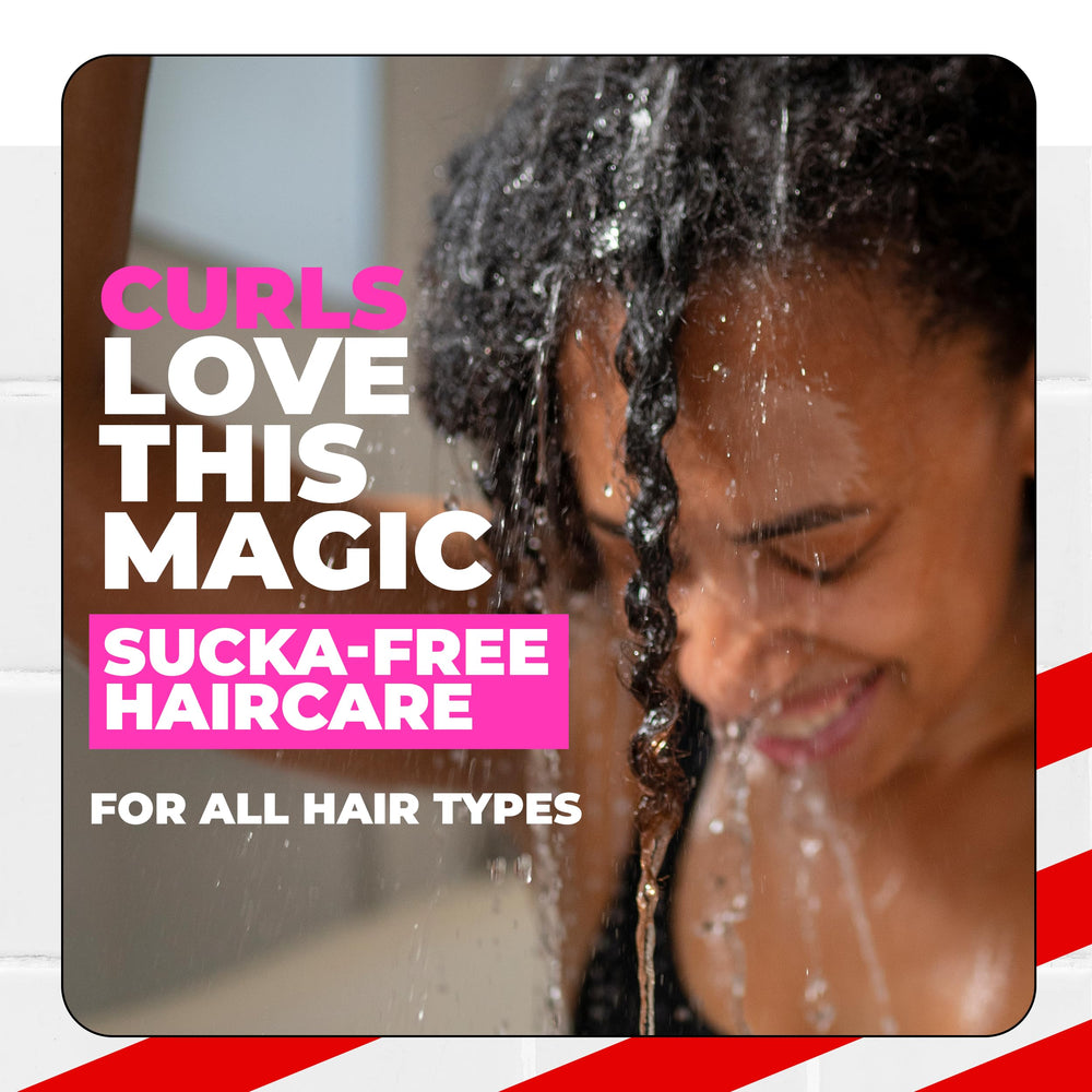 Textura rizada suave del The Doux ONE LOVE Co-Wash que reduce frizz y aporta brillo.