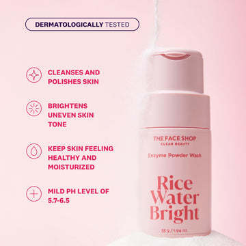 The Face Shop Rice Water Bright Enzyme Powder Wash aplicación manual, controlando la limpieza.
