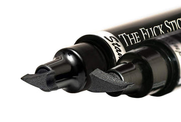 The Flick Stick muestra color tono negro medianoche para estilo audaz.