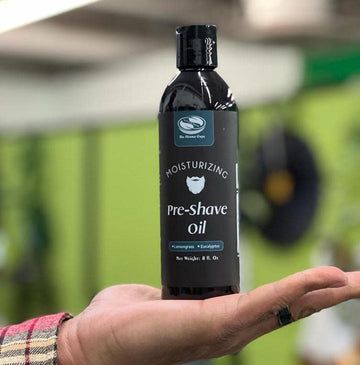 The Henna Guys pre-shave oil, detalle de textura sedosa.