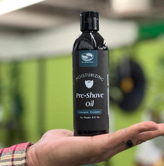 The Henna Guys pre-shave oil, detalle de textura sedosa.