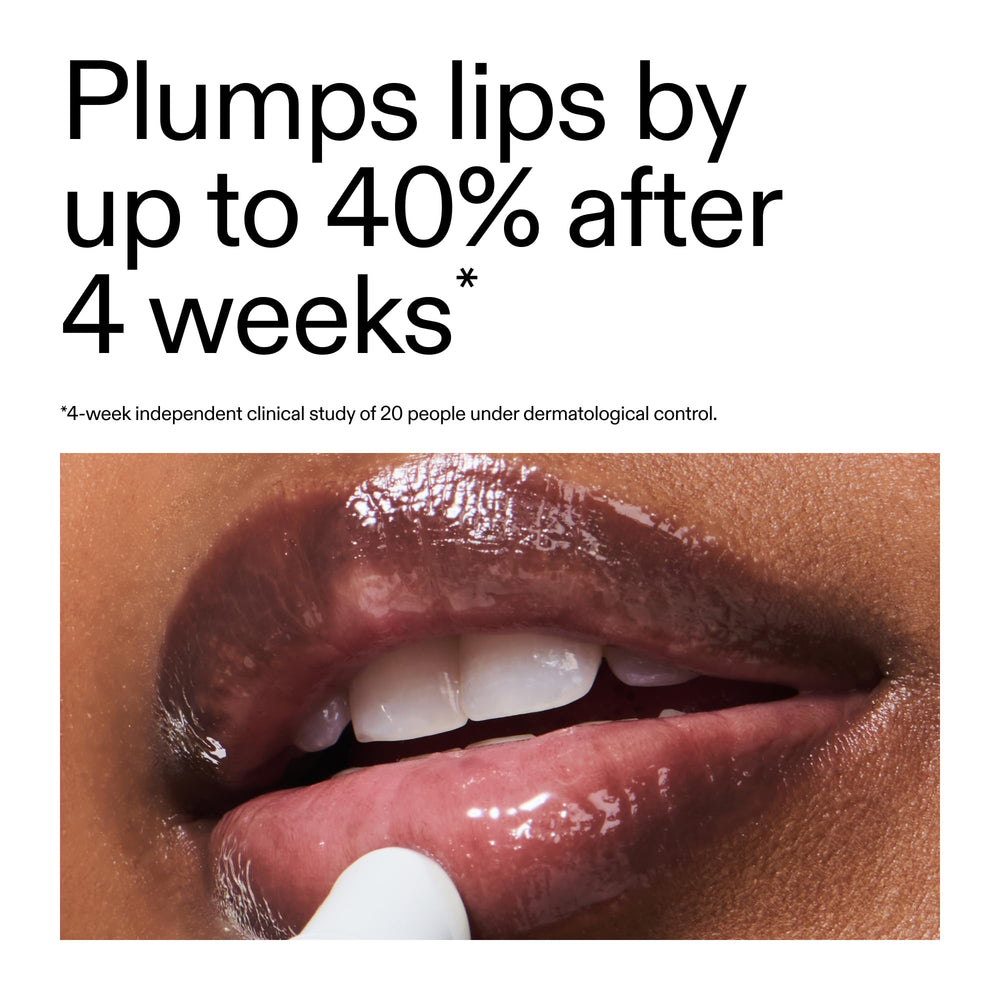 Envase claro del Tripeptide Plumping Lip Balm para un look limpio.