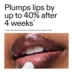 Envase claro del Tripeptide Plumping Lip Balm para un look limpio.