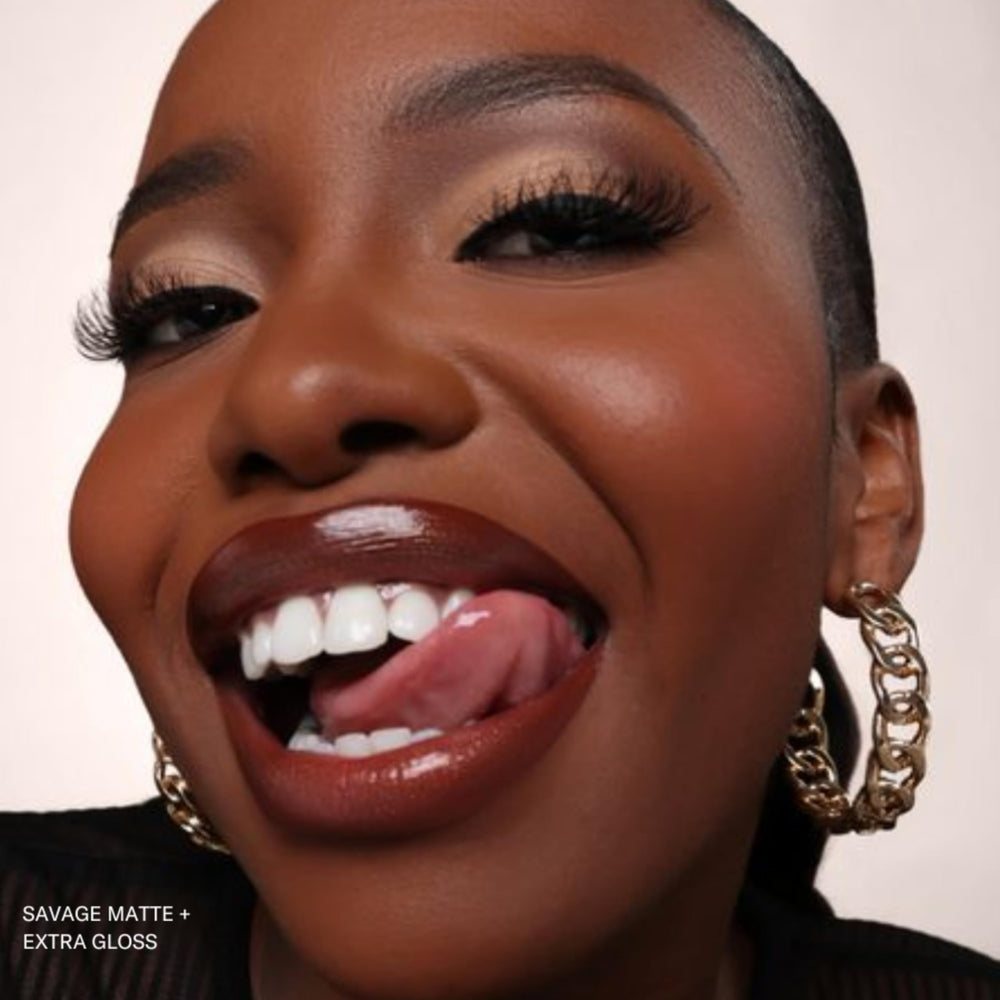 The Lip Bar Savage contiene jojoba y vitamina E para cuidado.