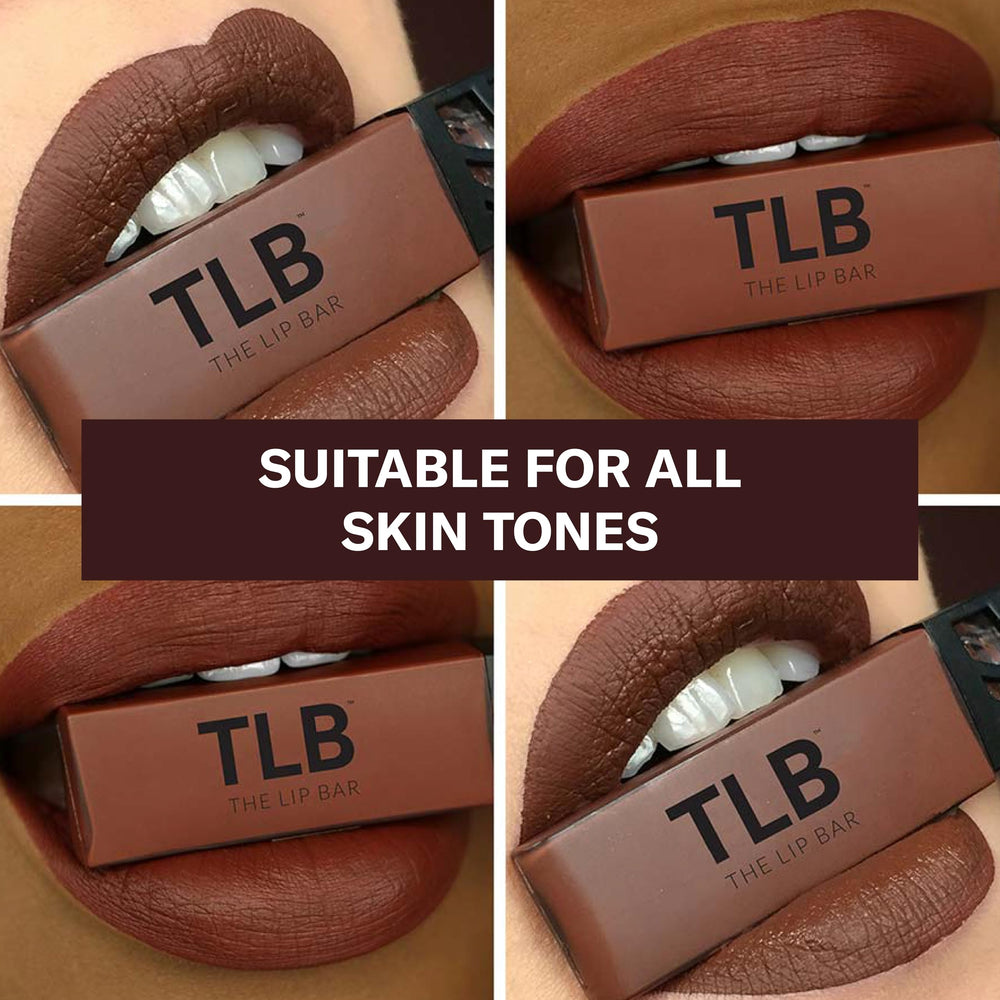 The Lip Bar Savage muestra color cacao rojo, ideal para looks audaces.