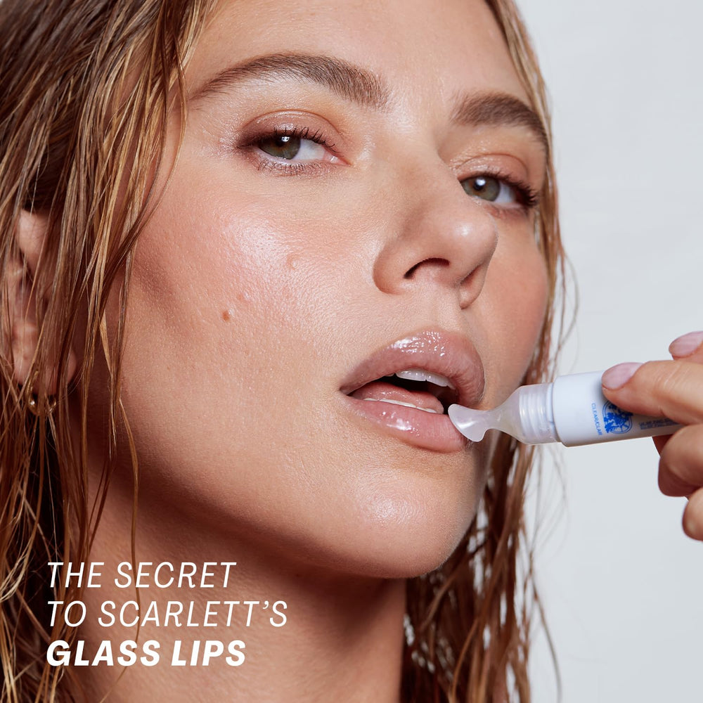 The Outset Lip Oasis aplicador suave para una aplicación uniforme.
