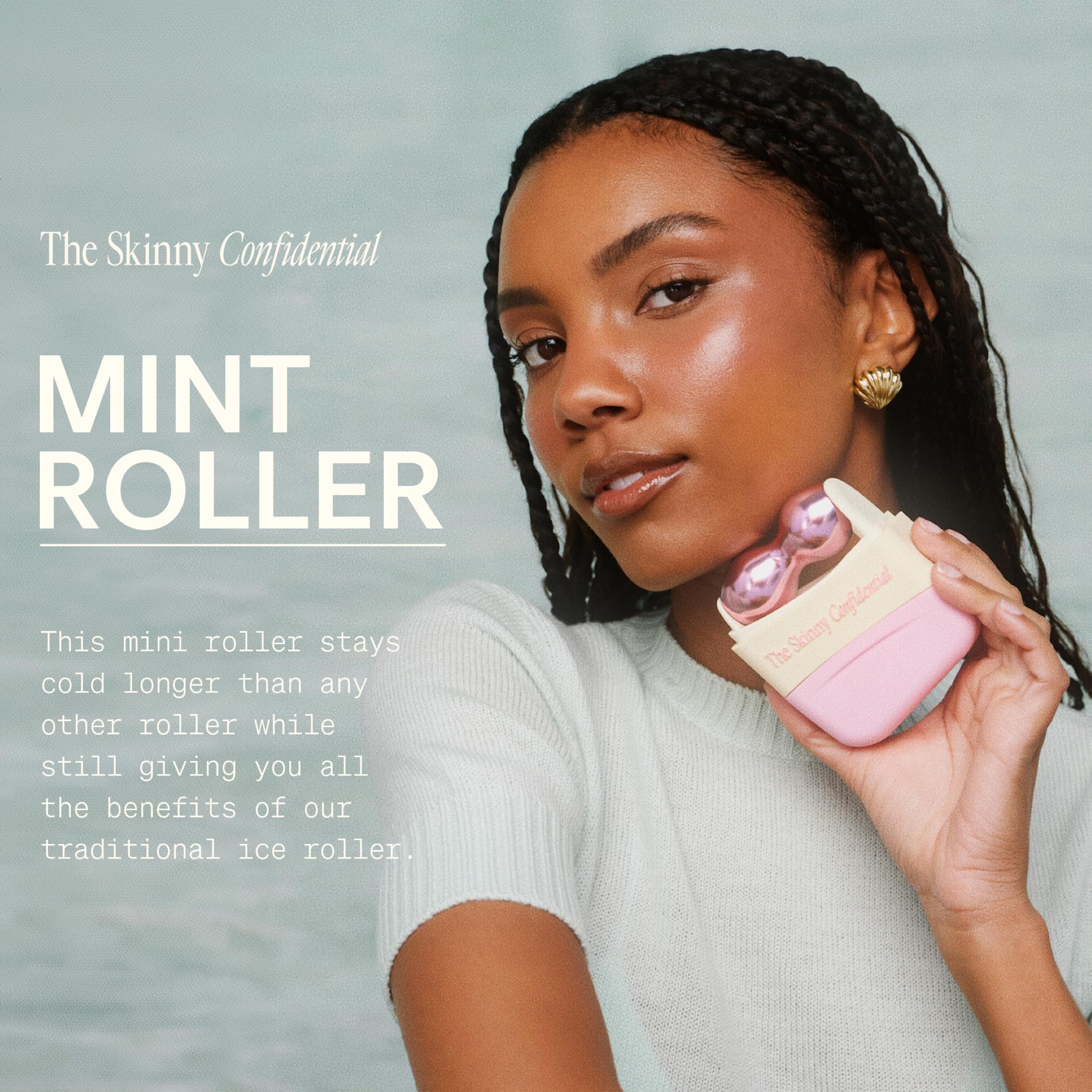 Mint Ice Roller de The Skinny Confidential: lado contorno para mandíbula y pómulos precisos.