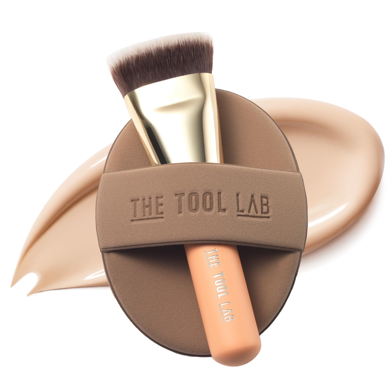 Pinceau THE TOOL LAB base flat-top pour une application uniforme et naturelle.