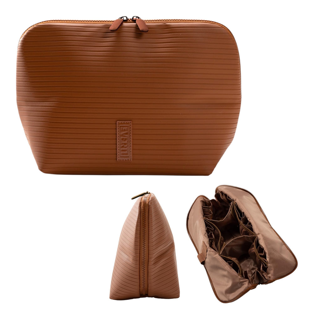 THE VERTI bolso vertical impermeable protege maquillaje y aseo durante el viaje.