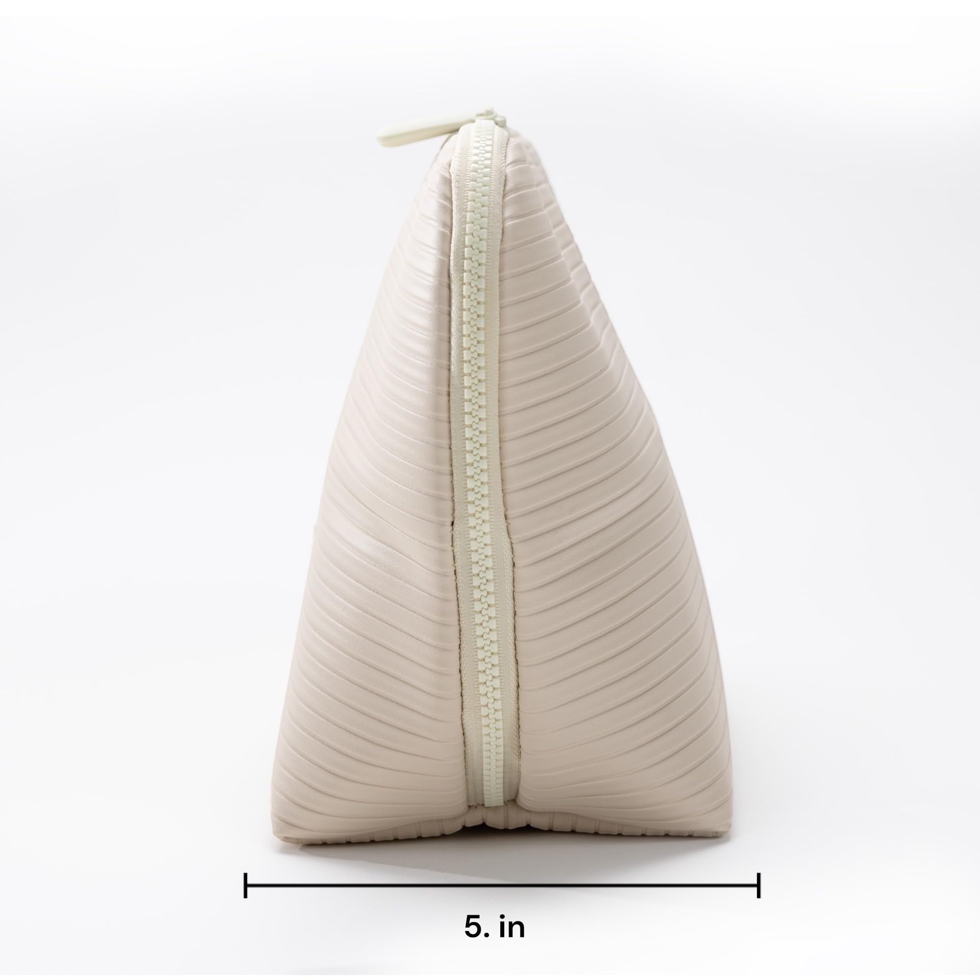 THE VERTI interior-impermeable-shell mantiene líquidos contenidos y ordenados.