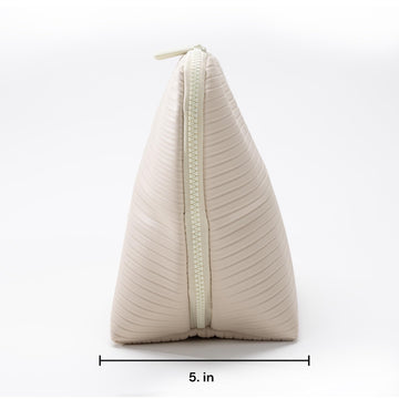 THE VERTI interior-impermeable-shell mantiene líquidos contenidos y ordenados.