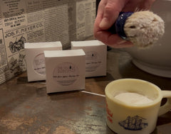 Fragancia Old Spice para un aroma clásico durante el afeitado con The Village Soapsmith.
