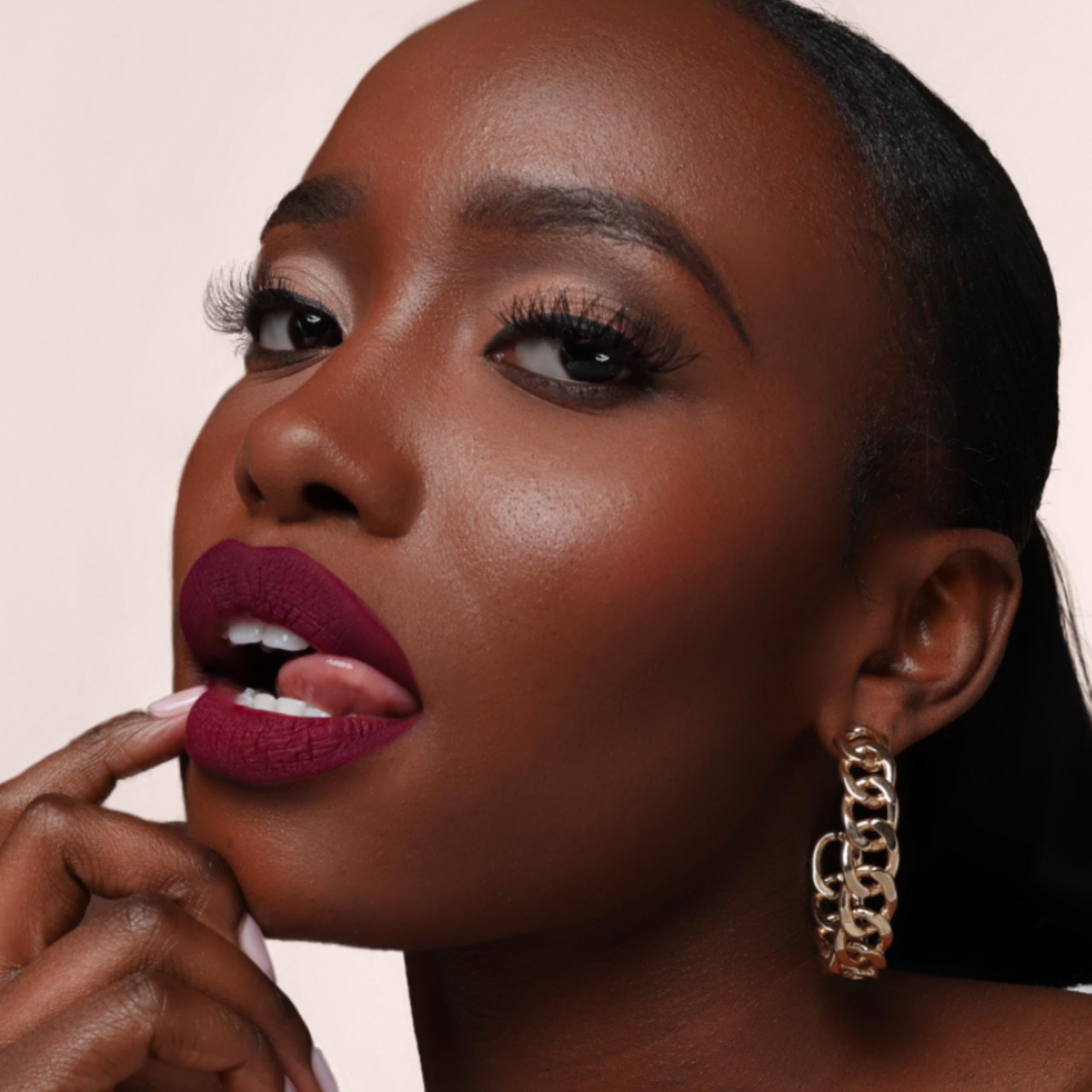Aplicación guiada del labial The Lip Bar para un delineado preciso