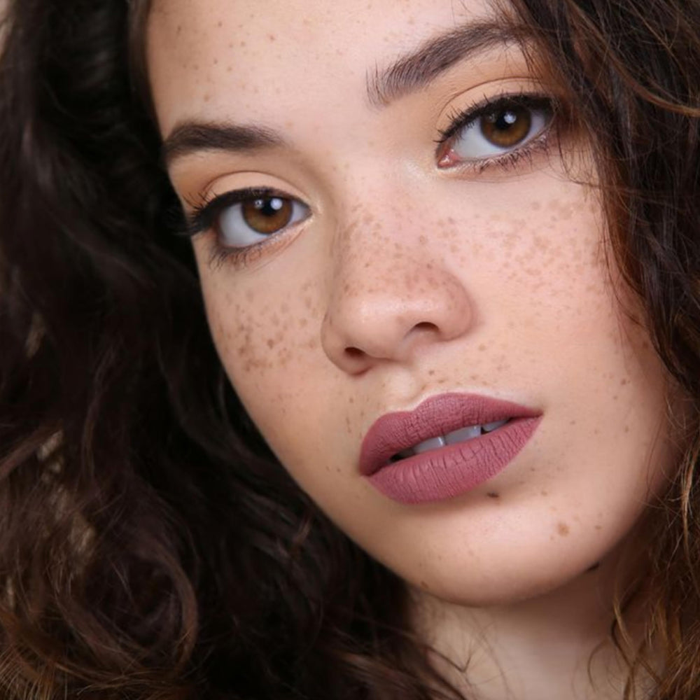 The Lip Bar Curlfriend uso diario para look elegante.