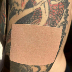 Therasports cobertura tatuaje beige aplicación: ajuste cómodo para piel diversa.