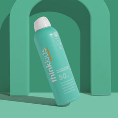 Thinksport spray con óxido de zinc, textura ligera y transparente para la piel.