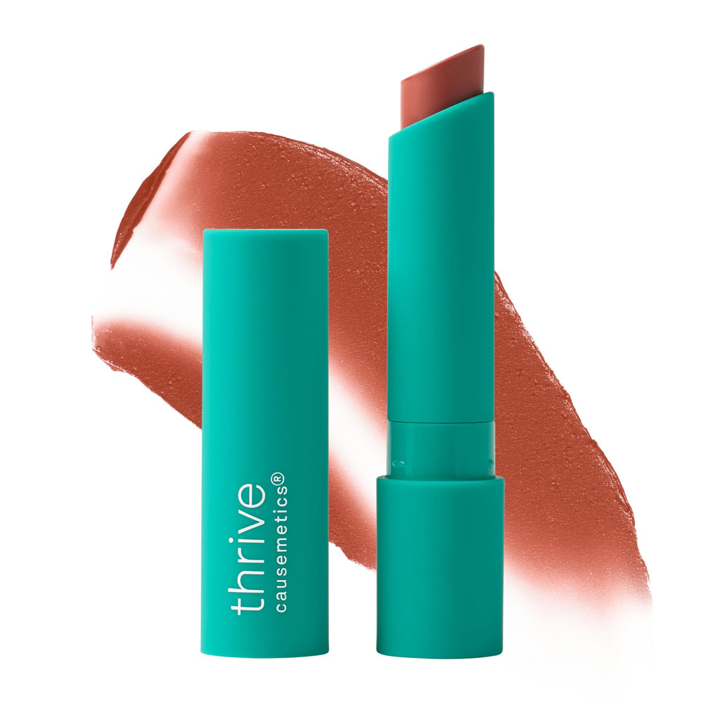 Thrive Causemetics bálsamo labial con difuminado suave en tono Chenoa para color natural.