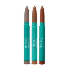 Iluminador de Thrive Causemetics Brilliant Eye Brightener ilumina ojos con crema-polvo y brillo suave.