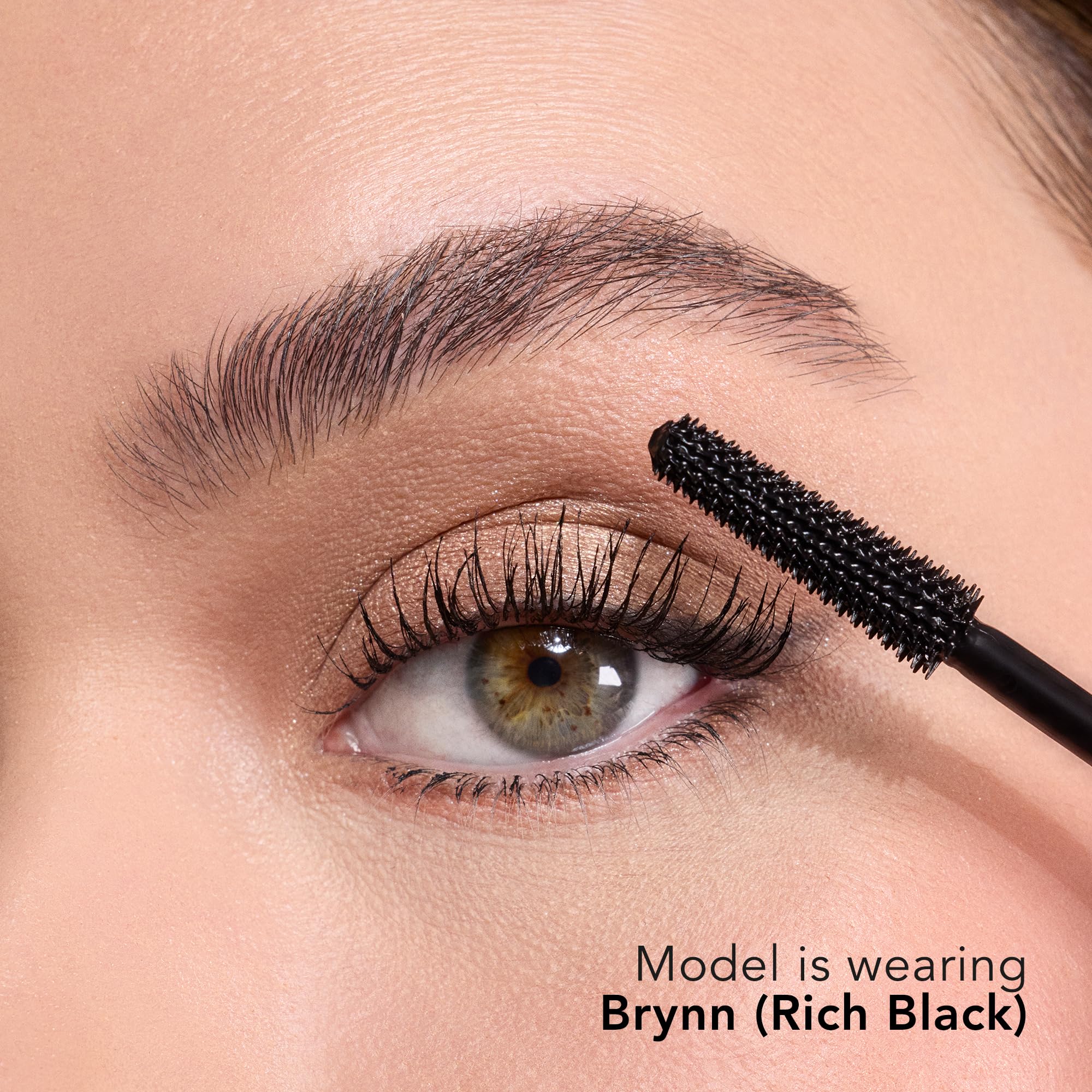 Mini Eye Brightener Stella Champagne scintillant illumine le regard naturellement.