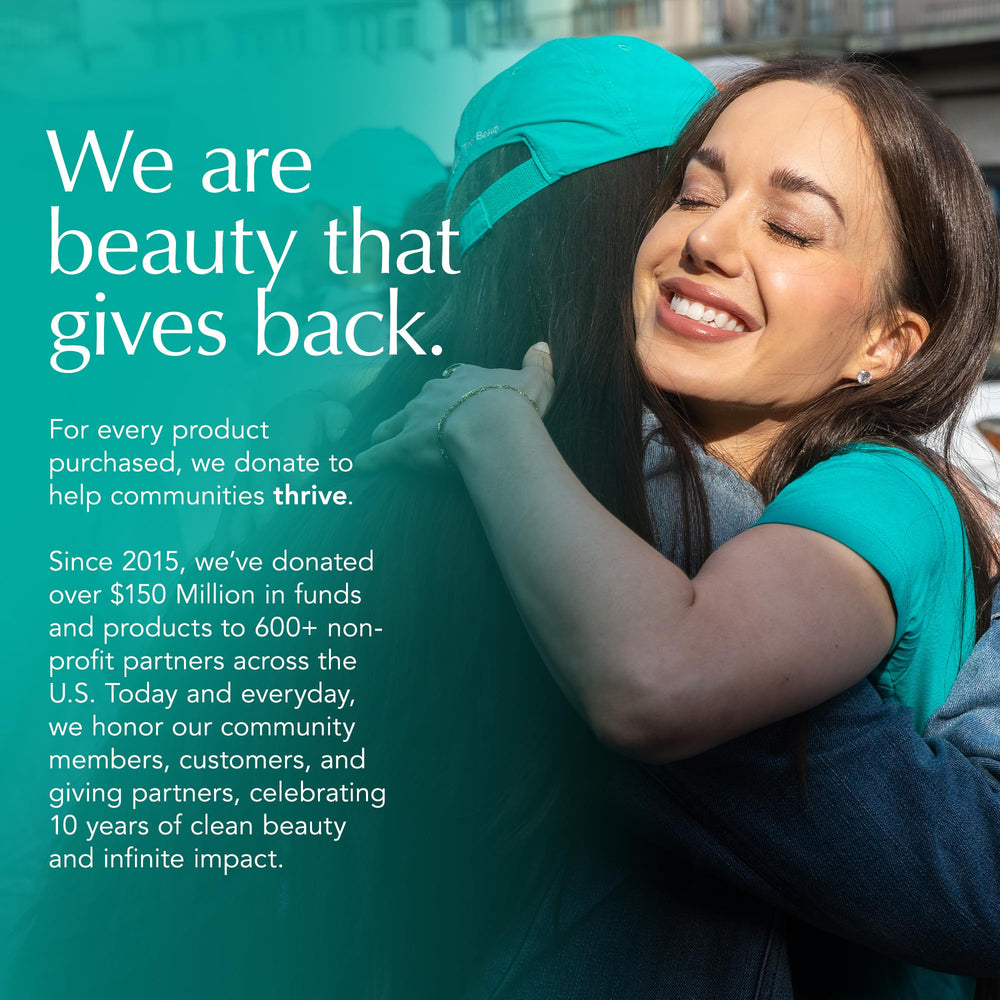 Kit beauté voyage Thrive Causemetics, léger et pratique dans le sac.