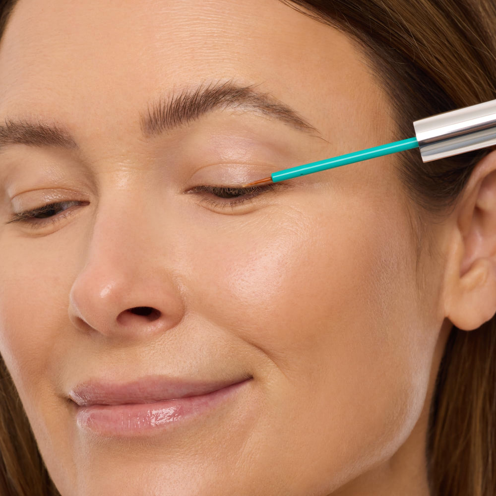 Thrive Causemetics Liquid Lash Extensions Serum uso nocturno diario con aplicador de precisión