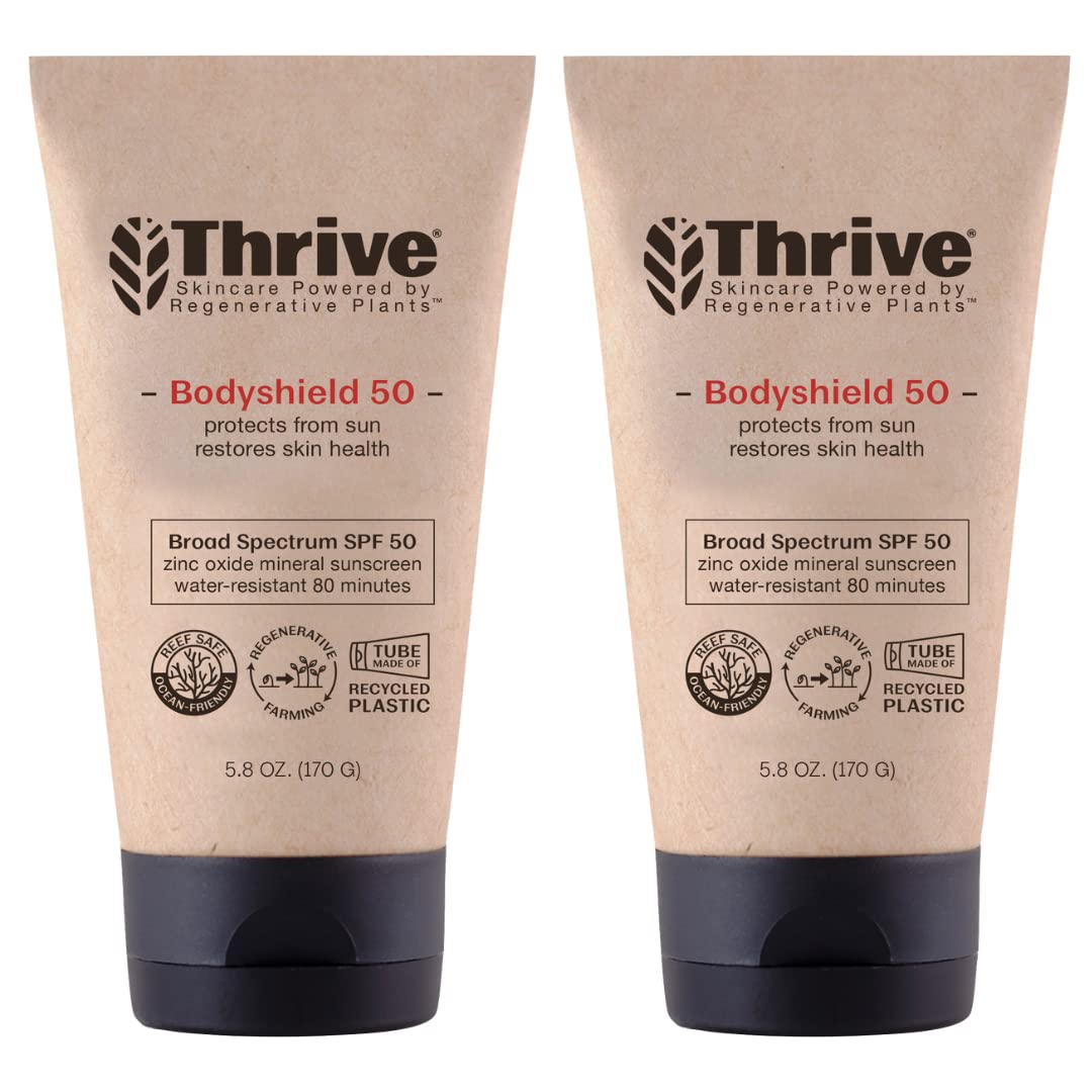 Protector solar Thrive Natural Care en playa, enfoque arrecife, SPF50 para playa.