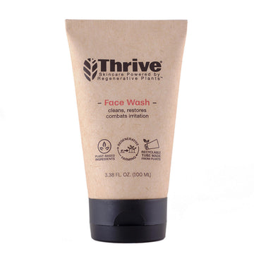 Thrive Natural Care limpiador facial gel diario en mano, purifica la piel sin resecar.