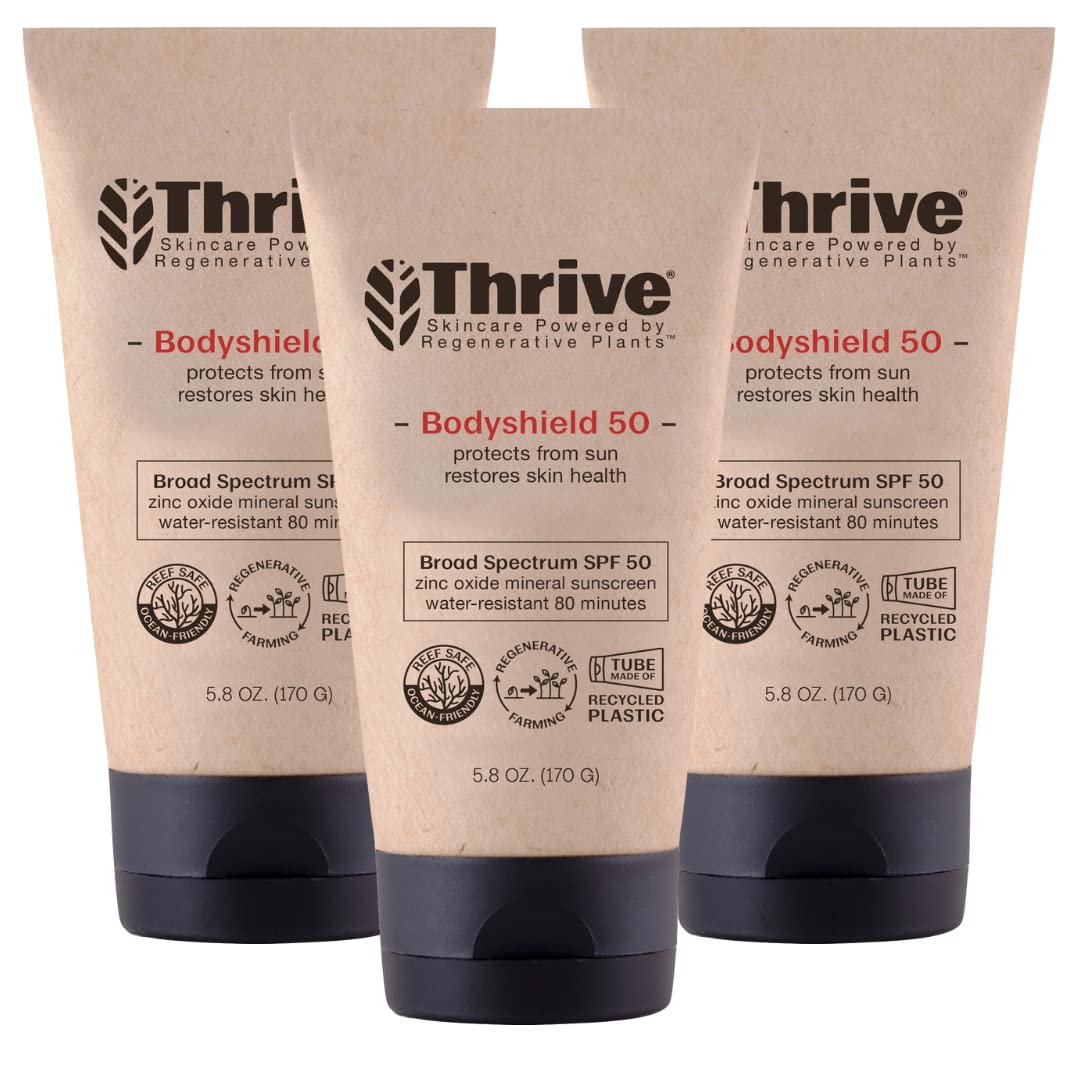 Thrive Natural Care protector solar mineral SPF50, enfoque visual: tubo de producto, aplicación suave.
