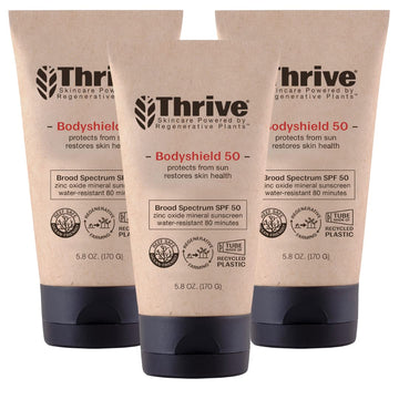 Thrive Natural Care protector solar mineral SPF50, enfoque visual: tubo de producto, aplicación suave.