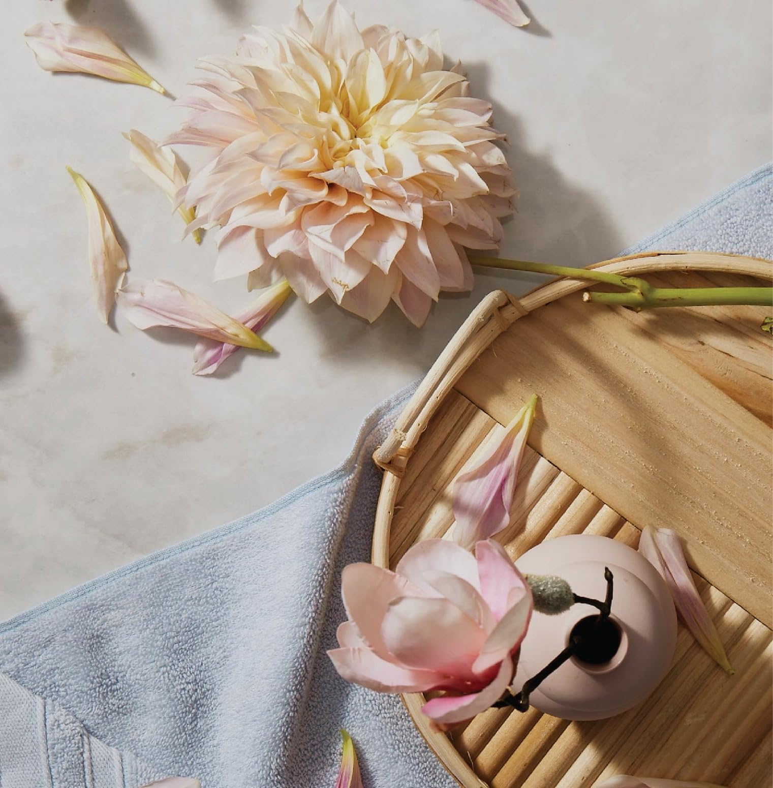 Thymes Kimono Rose, notas vainilla y clementina, toque cálido y luminoso.