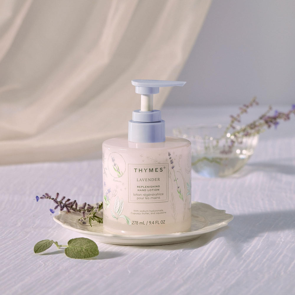 Texture crèmeuse de la lotion Thymes pour les mains.