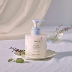 Texture crèmeuse de la lotion Thymes pour les mains.