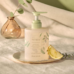 Thymes Nourishing Body Cleanser, mousse onctueuse prête pour la douche.