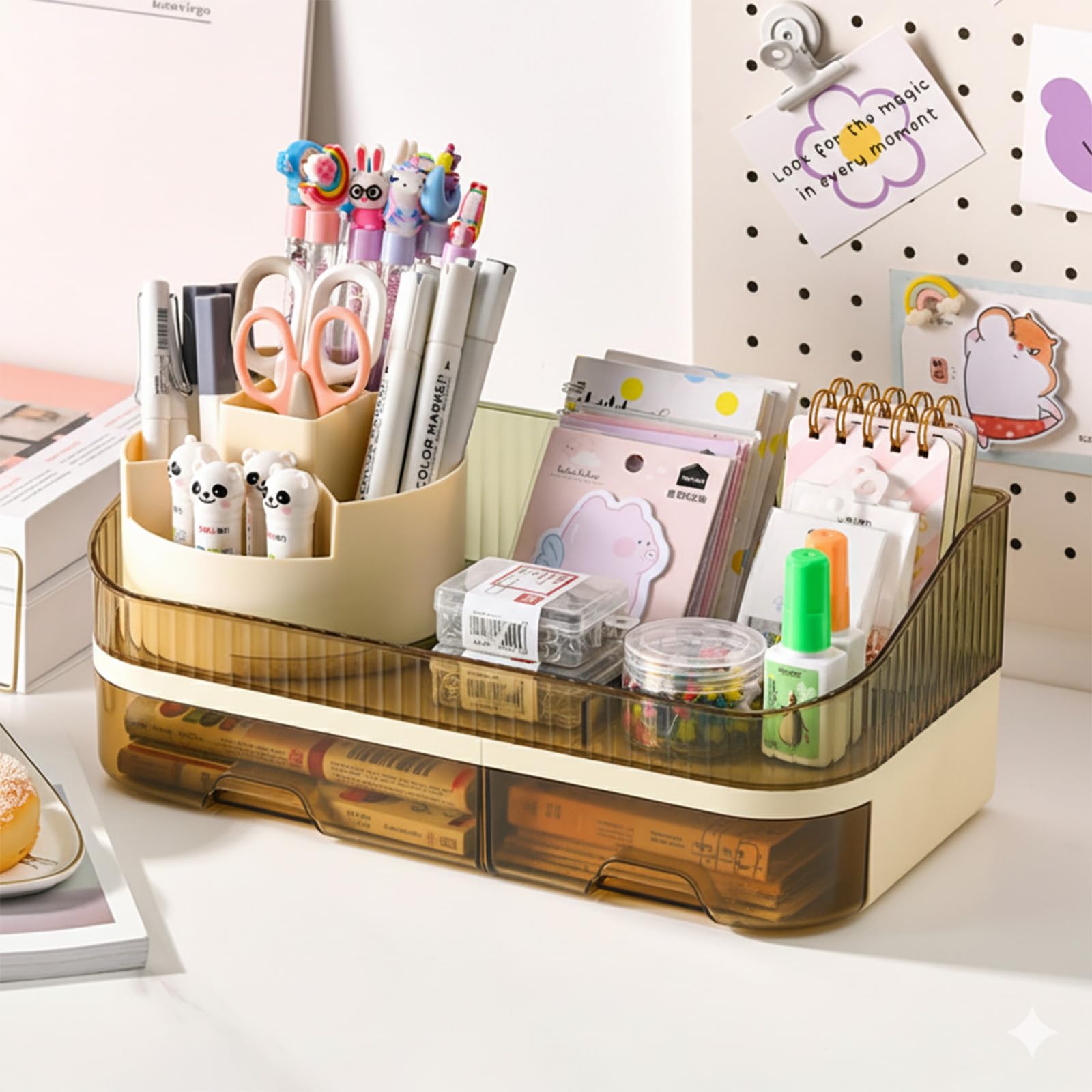Tidyladyo alta capacidad para botellas y brochas de maquillaje.