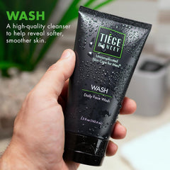 Tiege Hanley Daily Face Wash en la mano: aplicación suave para piel sensible.
