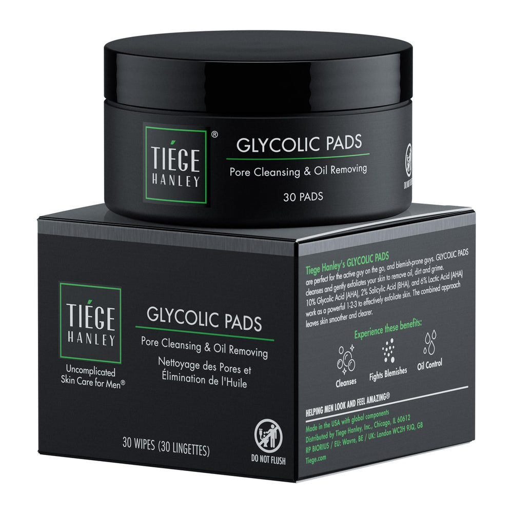Tiege Hanley Glycolic Pads aplicadas en rostro para exfoliar suave y revitalizar.