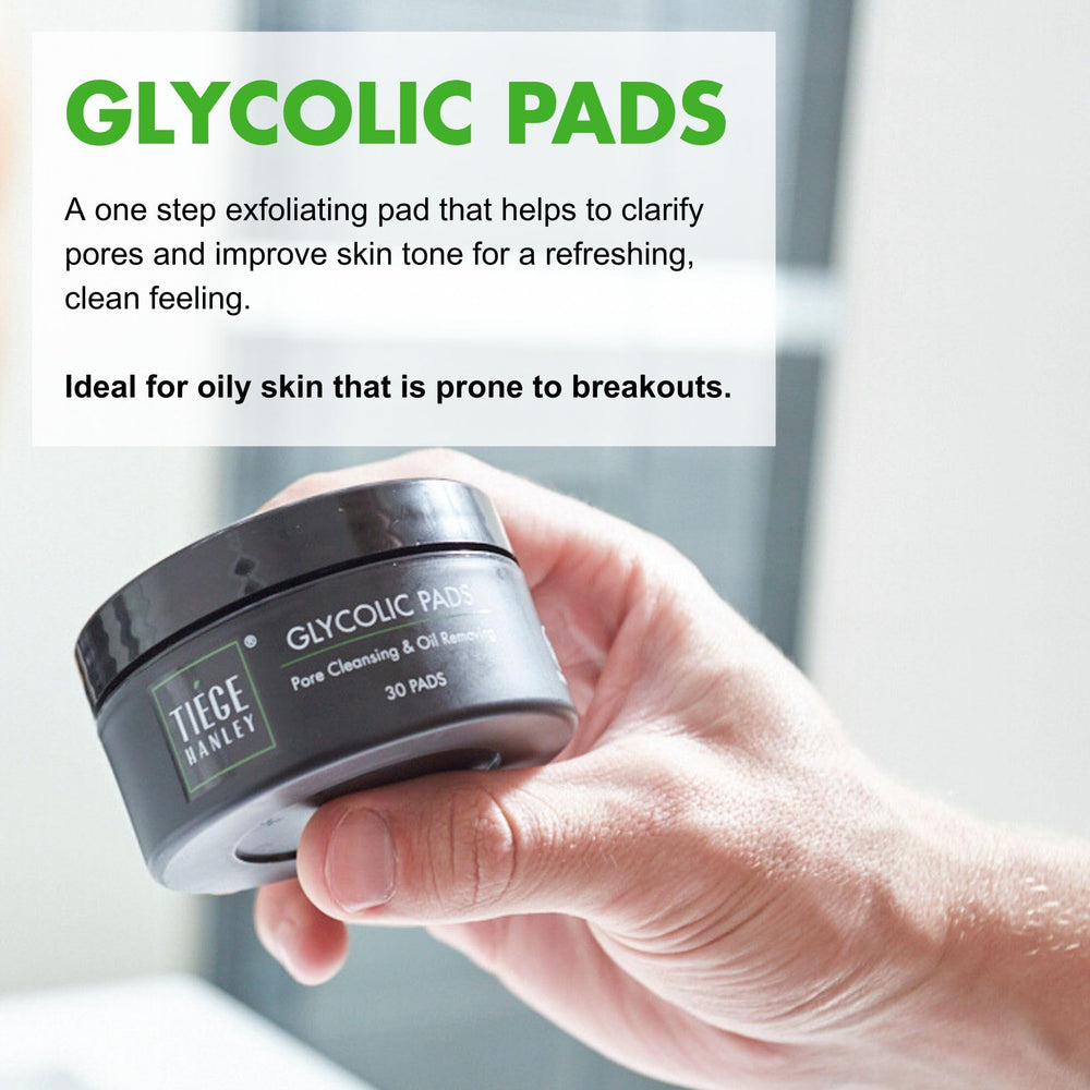 Tiege Hanley Glycolic Pads dentro de la caja para viaje o uso diario.