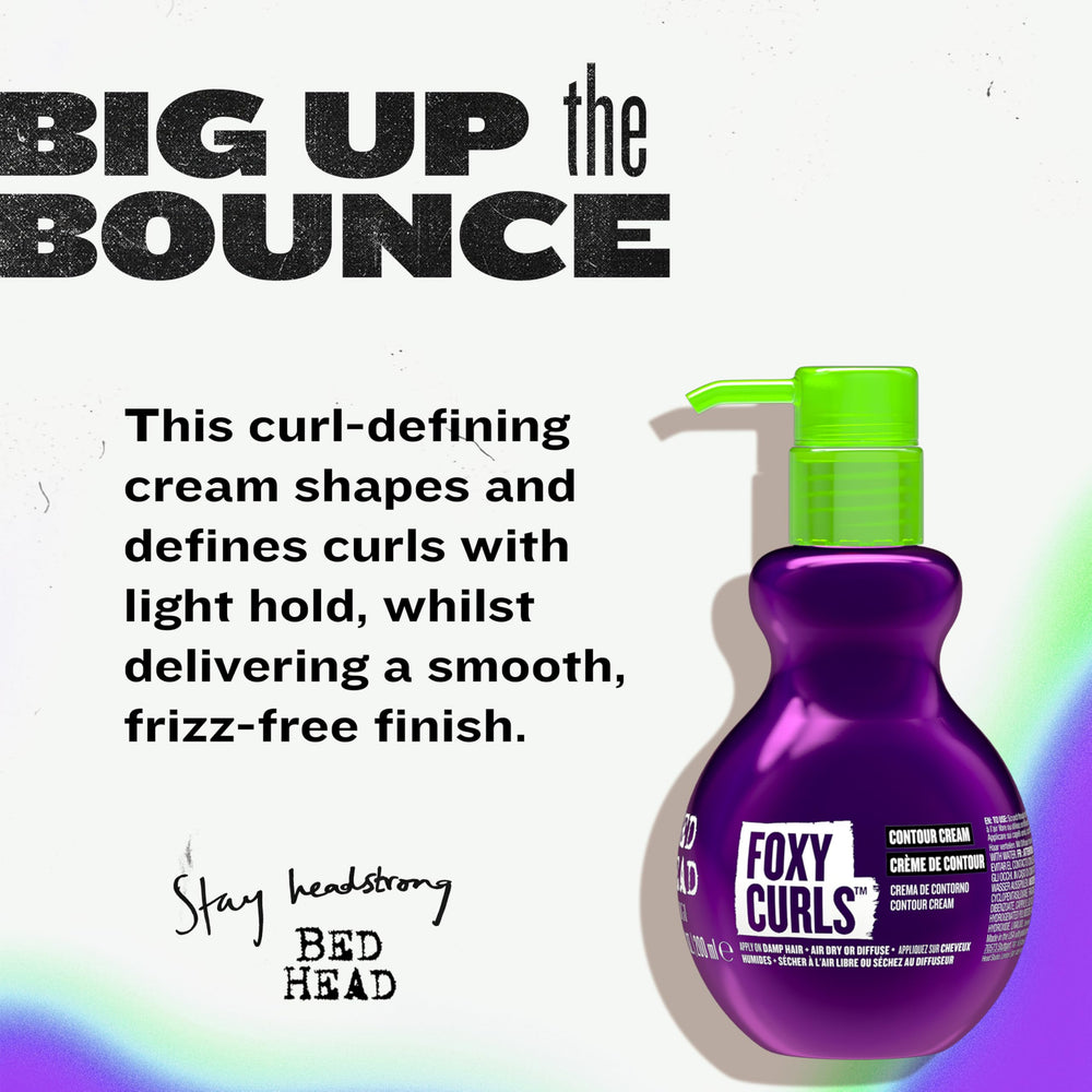 TIGI Bed Head Foxy Curls Contour Creme aplicado en rizos para definir y modelar