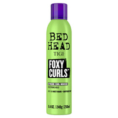 TIGI Bed Head Foxy Curls Mousse, envase brillante con definición duradera.